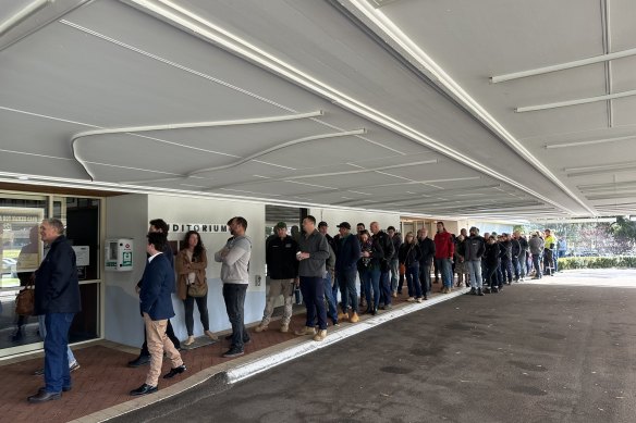 The session was delayed by half an hour as attendees streamed into the Esperance Civic Centre.