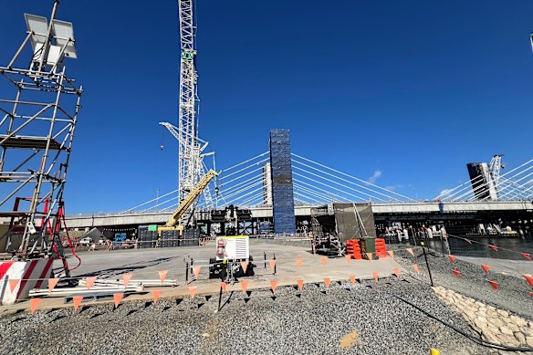 The new Fremantle traffic bridge under construction.