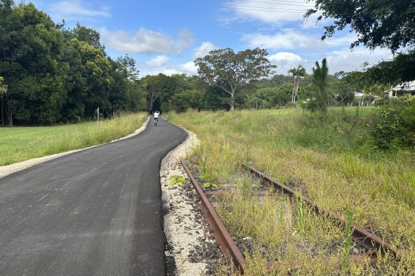 The trail makes use of the disused railway corridor.