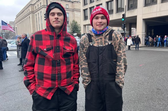 Les ferrailleurs Logan Page, 21 ans et Blake Bridges, 20 ans.