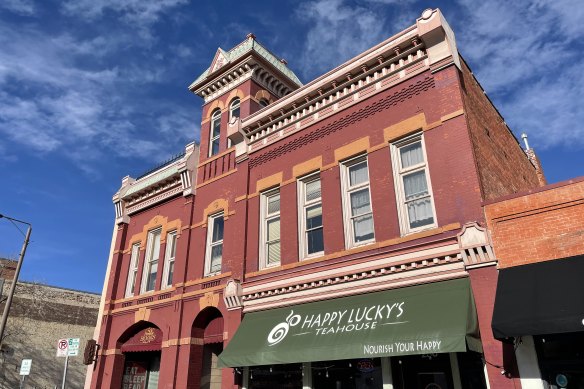 The town’s old firehouse now contains the Firehouse Book Store and a teahouse.
