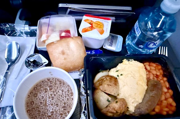 Café da manhã: ovos mexidos com chouriço de vaca.