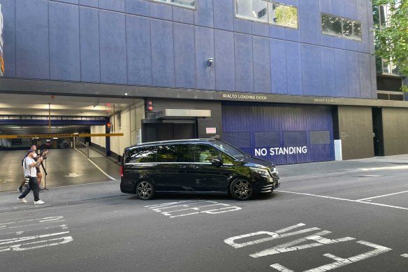 The van proceeded to drive out onto Flinders Lane less than 5 minutes later with a passenger in the back seat.