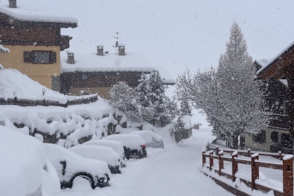Livigno wakes up to 13cm of fresh snow on Monday.
