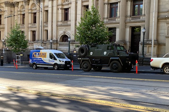 Um caminhão novo e um Bearcat estavam entre os enormes adereços trazidos para a área para as filmagens.