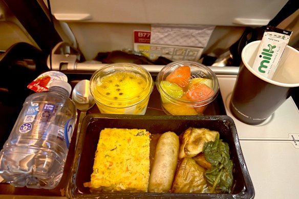 Café da manhã: fritada com linguiça e feijão cozido.