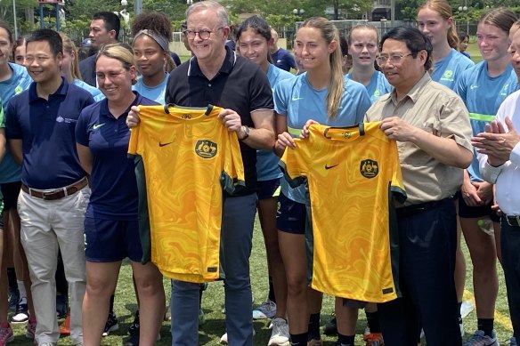 Başbakan Anthony Albanese ve Vietnam Başbakanı Pham, AFC elemeleri için Vietnam'da bulunan Avustralya 20 yaş altı kadın futbol takımıyla bir araya geldi.