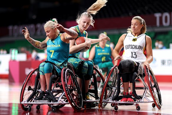 Strong rebound: Australia’s Georgia Munro-Cook takes possession ahead of Germany’s Svenja Mayer.