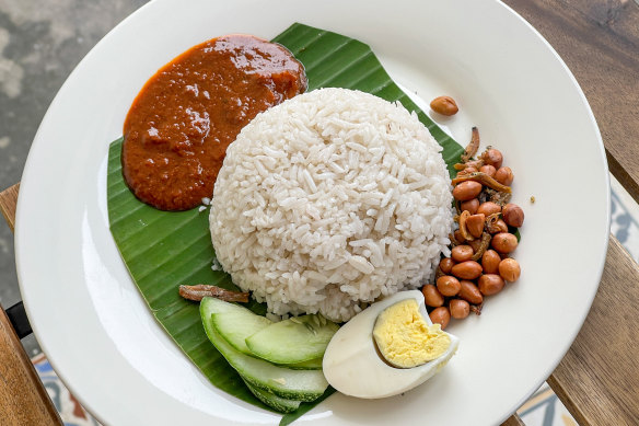 冠军早餐……Nasi lemak，马来西亚椰奶饭，配鸡蛋、参巴辣椒酱、炸脆凤尾鱼、烤花生和黄瓜。