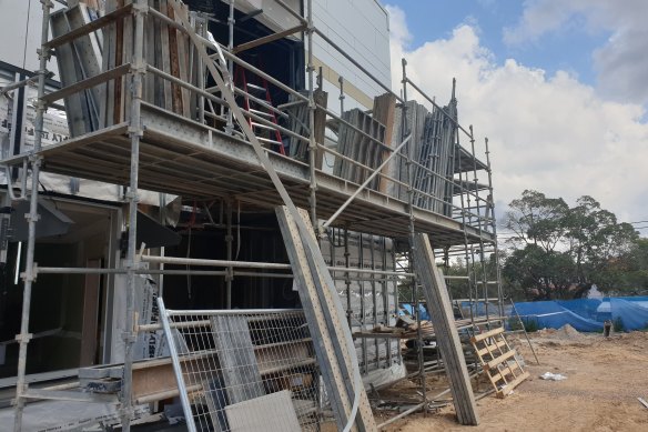 A union has raised concern a school site on Sydney's lower north shore  was overloading scaffolding.