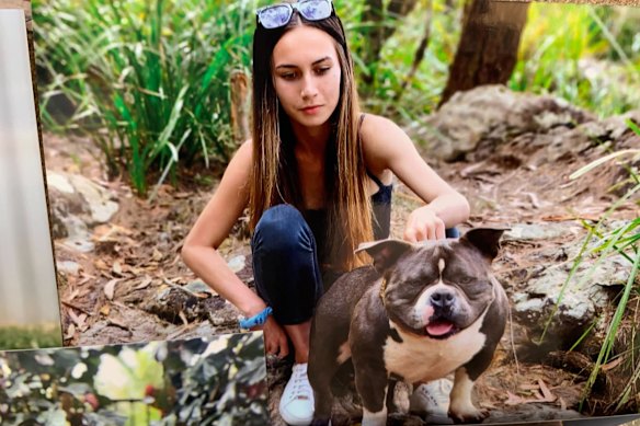 Una foto de Tia Cameron, de 18 años, dejada en un monumento en el sendero de Edward Street, donde murió.