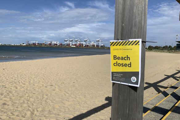 A "beach closed" sign in City of Port Phillip.