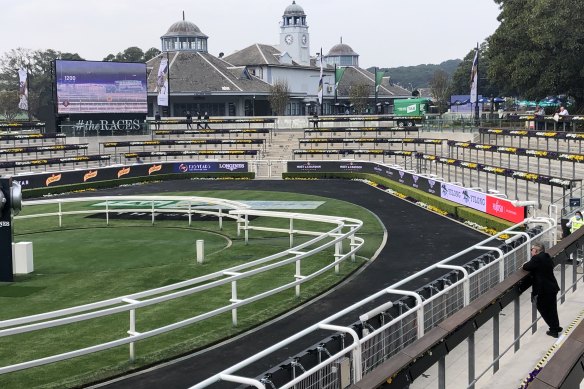 Les Bridge, trainer of the winner Classique Legend, watches The Everest by himself from the mounting yard.