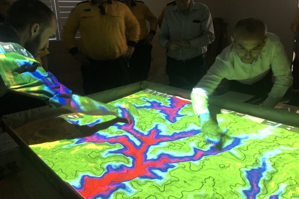 A fire plan workshop run by Ku-ring-gai Council's Climate Wise Communities program uses a 3D simulation to show how a fire would affect their homes. 