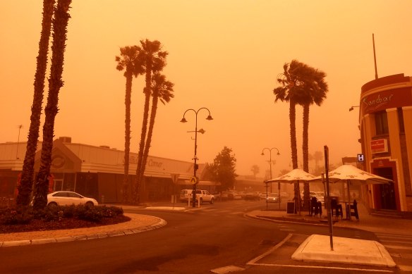 Mildura residents said "you could feel the grit in your teeth" as a dust storm hit the town.