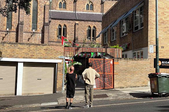 Mario Terzini (izquierda) frente a St. Canice's en Rushcutters Bay.