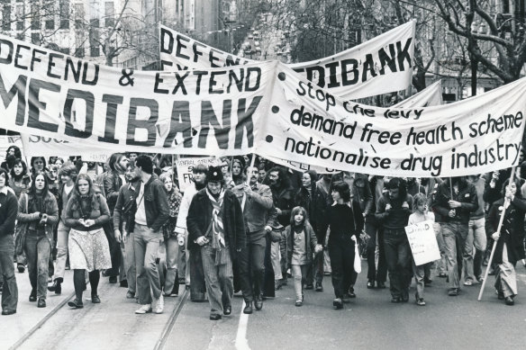 Medibank demonstrators march from City Square to Treasury Place in 1976.