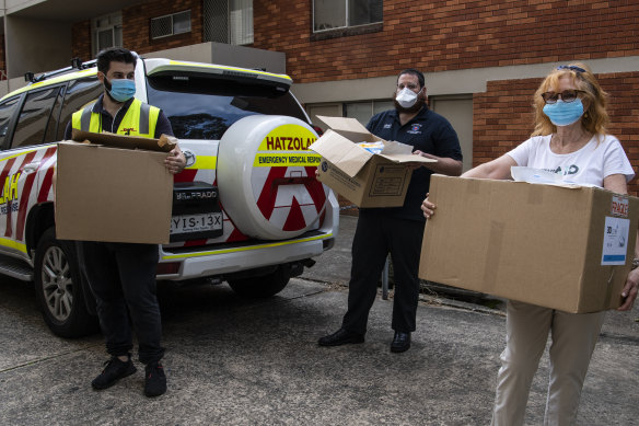 President of Hatzolah, Mindy Litzman, received PPE gear which was delivered by DHL for free. The delivery was  organised by SmartAID goodwill ambassador Alethea Gold. 