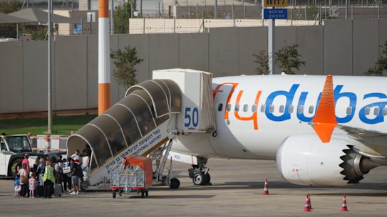 Mercoledì i passeggeri si imbarcano su un aereo Flydubai all'aeroporto internazionale Ben Gurion, vicino a Tel Aviv, in Israele.
