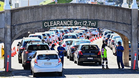 The queue for a COVID-19 test at the Bondi Beach drive-through.