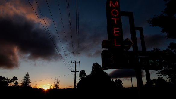 Photograph shows the sun setting over Katoomba this evening. NSW will turn it’s clocks forward one hour as daylight saving starts tomorrow night. October 6 2018. Photograph by Dean Sewell.