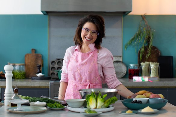 Alice costuma cuidar das saladas quando se trata de festas de casamento. 