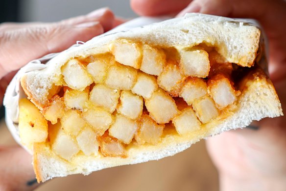 The butty isn’t crunch-on-crunch, with the chips softening as they cosy up to each other and the sauce soaks through, giving it that “crispy-chewy” vibe.