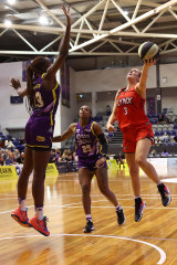 Marina Mabrey of the Lynx shoots against Ezi Magbegor of the Boomers. 