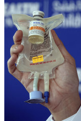 A Regeneron monoclonal antibody infusion bag revealed during a news conference about the treatment in August 2021. 