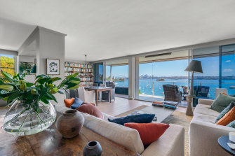 The Point Piper apartment sold by Sir Bob Jones had a guide of $6 million but sold for $7.35 million.