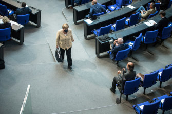 Angela Merkel opuszcza Bundestag w Berlinie.