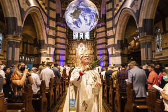 聖公會復活節彌撒由最可敬的菲利普·弗雷爾博士於復活節星期天在聖保羅大教堂舉行。  Luke Jerram 的巨型藝術裝置“蓋亞”懸掛在祭壇上方。