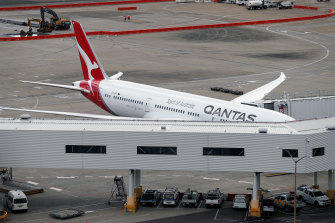 Qantas is trying to end an enterprise agreement with long-haul cabin crew. 