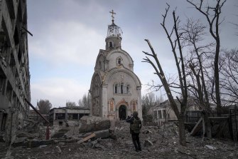 一名烏克蘭軍人停下來為馬里烏波爾一座教堂的廢墟拍照。 