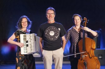 Vin Maskell, creator of 
Stereo Stories, in which writers tell a story about a song that has a special place in their
lives, with Julie Merritt on accordian and Laura Sheridan on cello.
