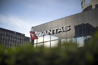 Qantas ha detto giovedì mattina che ha deciso di mantenere il suo silenzio così ampio come lo era prima della pandemia, con il suo quartier generale a Mascot, Sydney;  Jetstar, con sede a Collingwood, Melbourne, e gestisce aeromobili pesanti all'aeroporto di Brisbane.