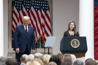 Şu anda ABD Yüksek Mahkemesi'nde 2020'de ABD başkanı Donald Trump tarafından atanan Amy Coney Barrett de dahil olmak üzere beş sağcı Katolik var.