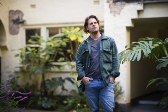 Il regista teatrale Gary Abrahams non era sicuro di essere qualificato per il pacchetto di sostegno alle imprese del governo vittoriano.