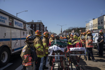New York itfaiye ekipleri Salı günü 36. Cadde metro istasyonuna ateş açılması olay yerinde.