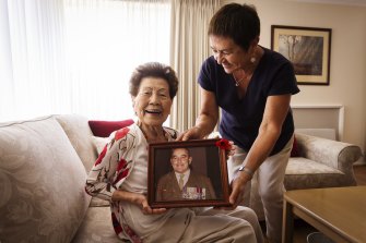Motoe Higashida (with daughter Diana) fell in love with an Australian soldier, Warrant Officer Ian Robertson,  and later became one of 650 Japanese war brides to arrive in Australia.