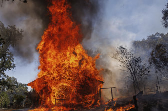 Una casa está envuelta en llamas mientras el Oak Fire arde en el condado de Mariposa, California, el sábado.