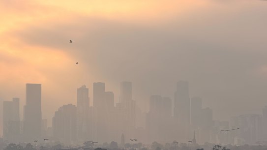 Fumaça de incêndio florestal sobre Melbourne na manhã de domingo.