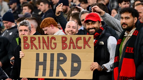 Apoio dos fãs: O público apoiou James Hird.