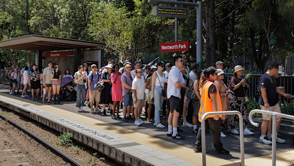 Os passageiros fazem fila para acessar o leitor de cartão Opal em uma plataforma na parada Wentworth Park, que é a mais próxima do novo mercado.