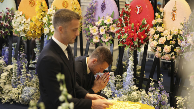 Leicester striker Jamie Vardy (right) participates in the funeral rituals for Vichai Srivaddhanaprabha in Bangkok.