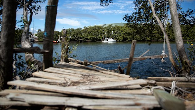 Small boats now moor in the section of Bulimba Creek known as Aquarium Passage, which reflects the area’s history. Queensland’s first theme park, the Queensport Aquarium, opened in August 1889 but closed a few years later after flooding.