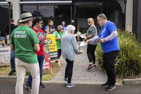 Liberals try to win back Chinese-Australians as byelection goes down to the wire