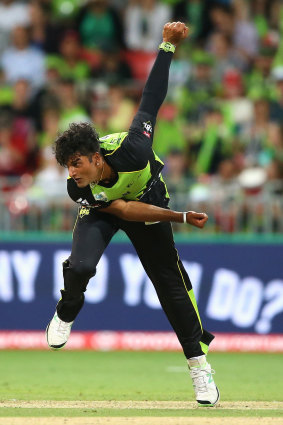 Gurinder Sandhu bowling for the Sydney Thunder.