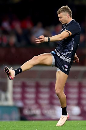Patrick Cripps of the Blues warms up.