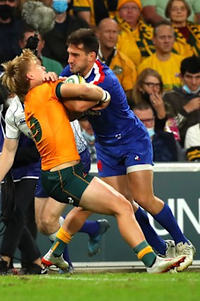 Baptiste Couilloud elbows Tate McDermott on his way to scoring a try. There was no penalty.